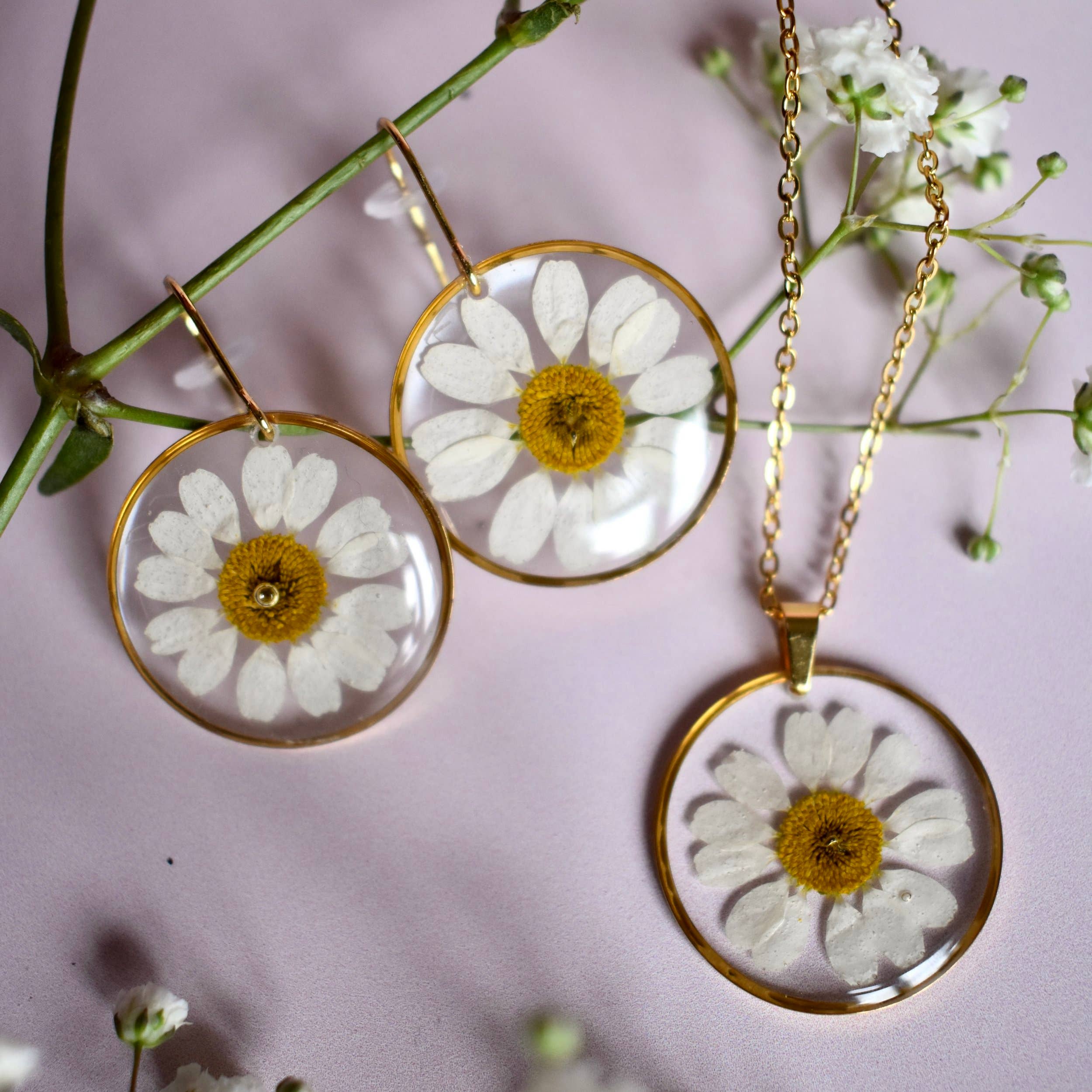 Rose & Bramley – wholesale Pendant/charm necklace – Daisy Necklace2