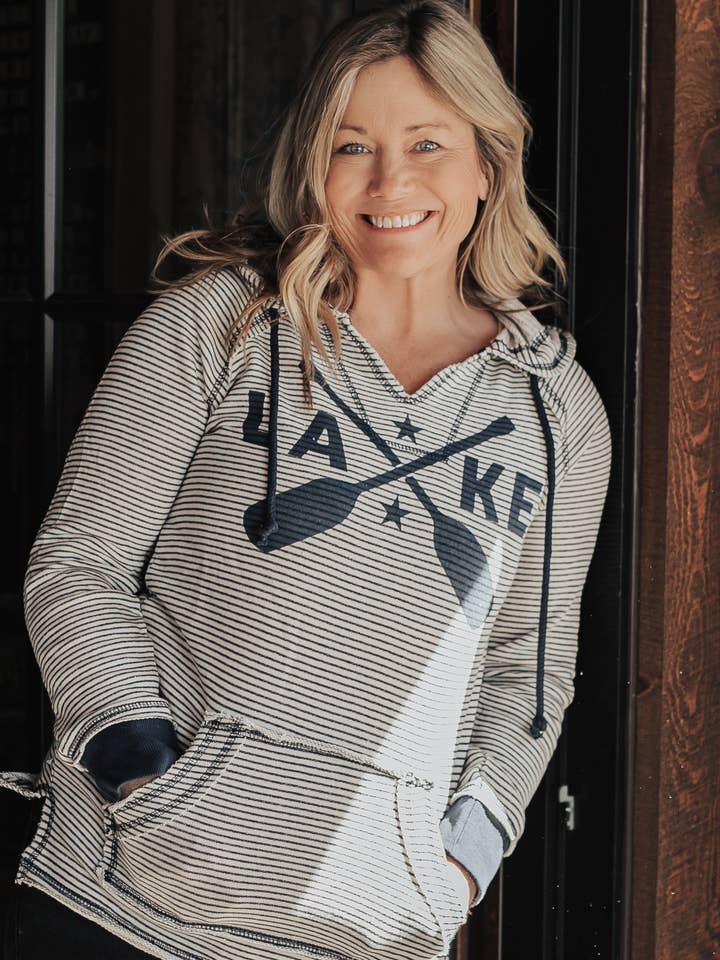 Lakegirl – Engroshandel Hoodie – Kvinder – Lake Paddles Stripe Weekender hættetrøje1