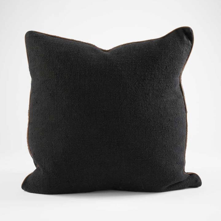 Housse de coussin en lin Muse - Noir pour la vente par Eadie Lifestyle