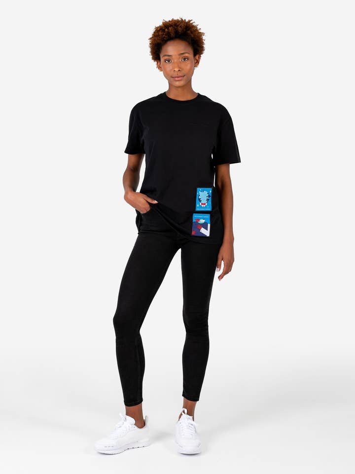 LA T-SHIRT GRAFICA — PATCH NERA per la vendita all'ingrosso da parte di DELICIOUSLY HUMAN