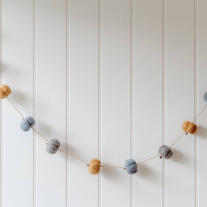 Kürbis-Girlande (blau, grau und orange) für den Großhandel von We Love Seasons EU