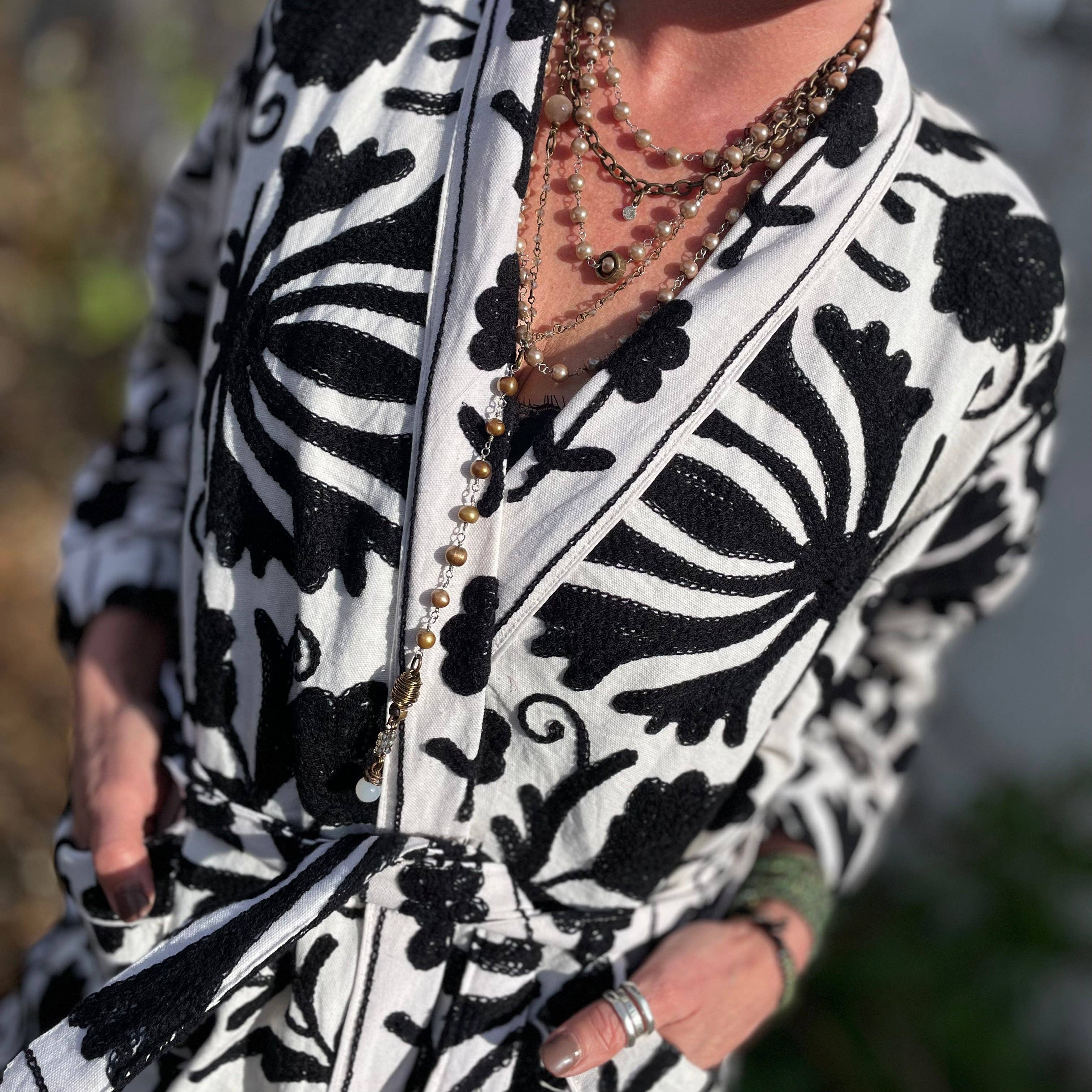 Bohemian Grace - Grace & Grit – Großhandel Jacke – Damen – Suzani Handbestickte Jacke, Schwarz und Weiß3