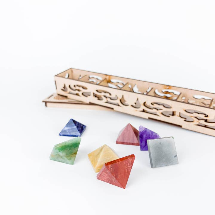 GREENROOTS USA LLC – Pedra/cristal espiritual por atacado – Conjunto de Pirâmides de 7 Chakras em Pedra Preciosa com Caixa (1,25 por 1 - Pirâmides)5