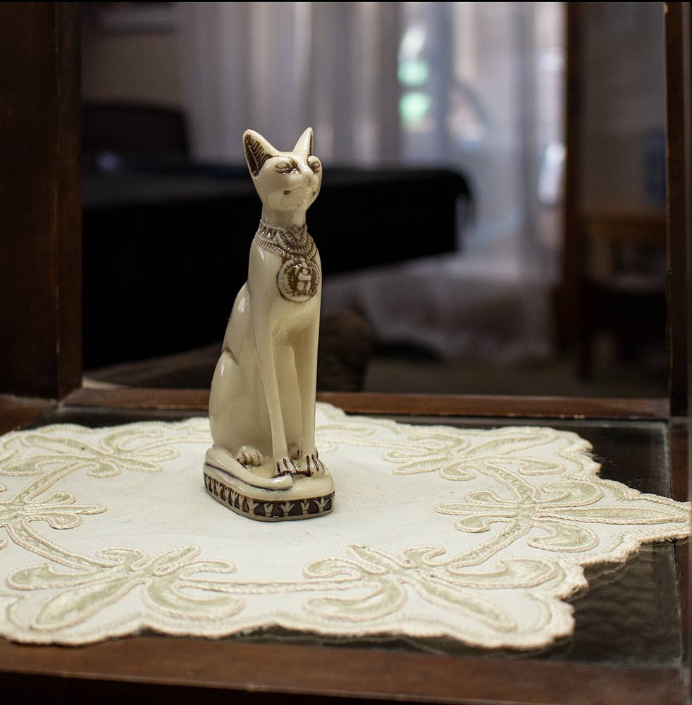 Discoveries, Inc. – Estatueta decorativa por atacado – Estátuas da Deusa Bastet - Gato Branco - Deusa Egípcia0