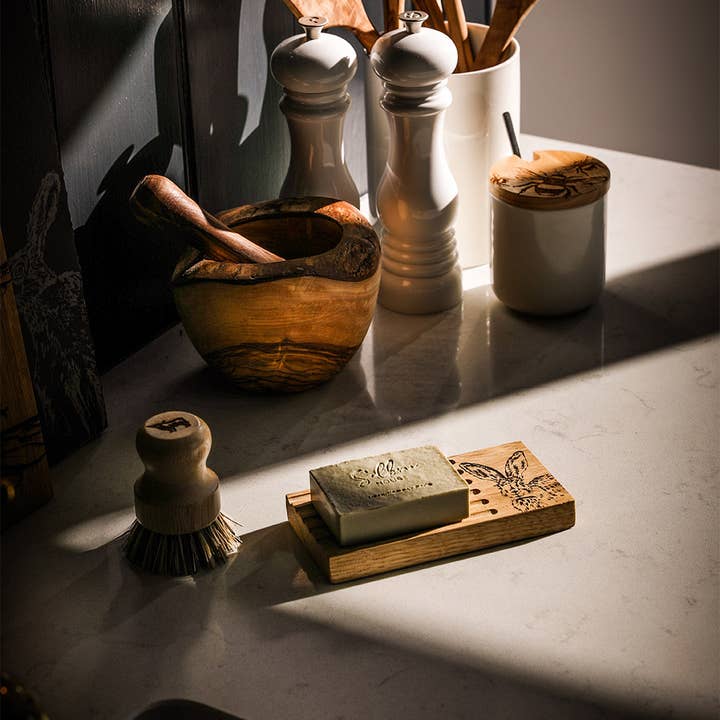Portasapone in Quercia & Set di Saponi - Profilo di Lepre per la vendita all'ingrosso da parte di Selbrae House Ltd