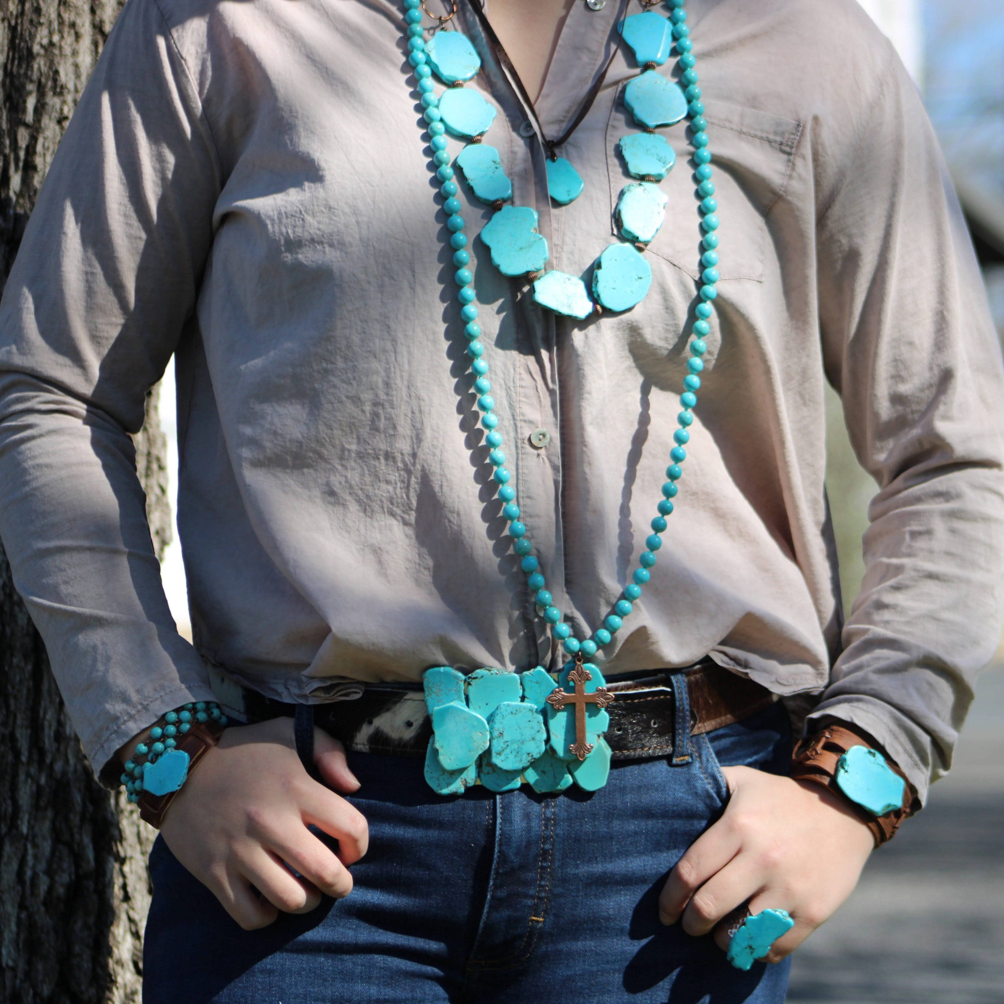 The Jewelry Junkie - Vente Colliers à pendentif - Collier en turquoise bleue Western Slab avec liens en cuir 235X3