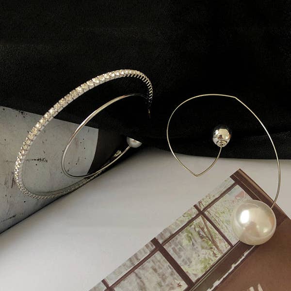 OURO Brincos de strass com pérolas geométricas irregulares originais para venda a revendedores na Faire5