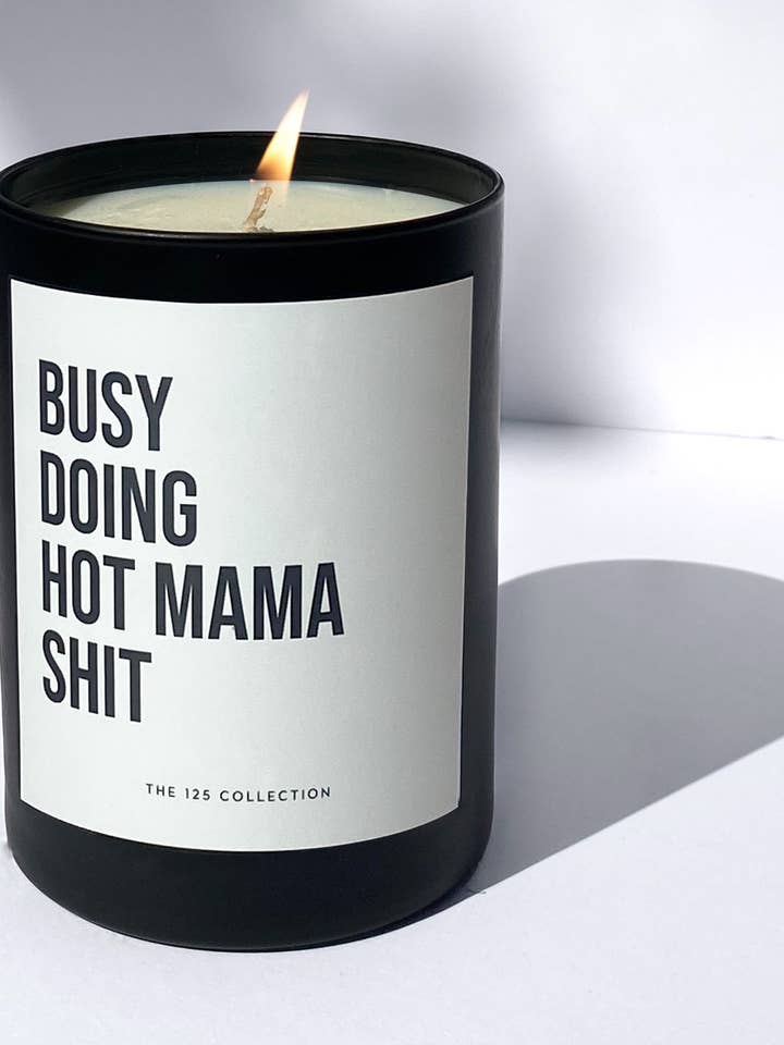 Busy Doing Hot Mama Shit : bougie de soja en verre noir mat de 12 oz pour la vente par The 125 Collection