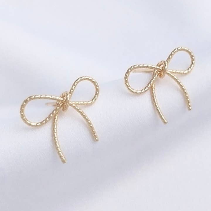 14k vergoldete Schleifen-Ohrstecker - zierlich für den Großhandel von Bella Rey jewelry