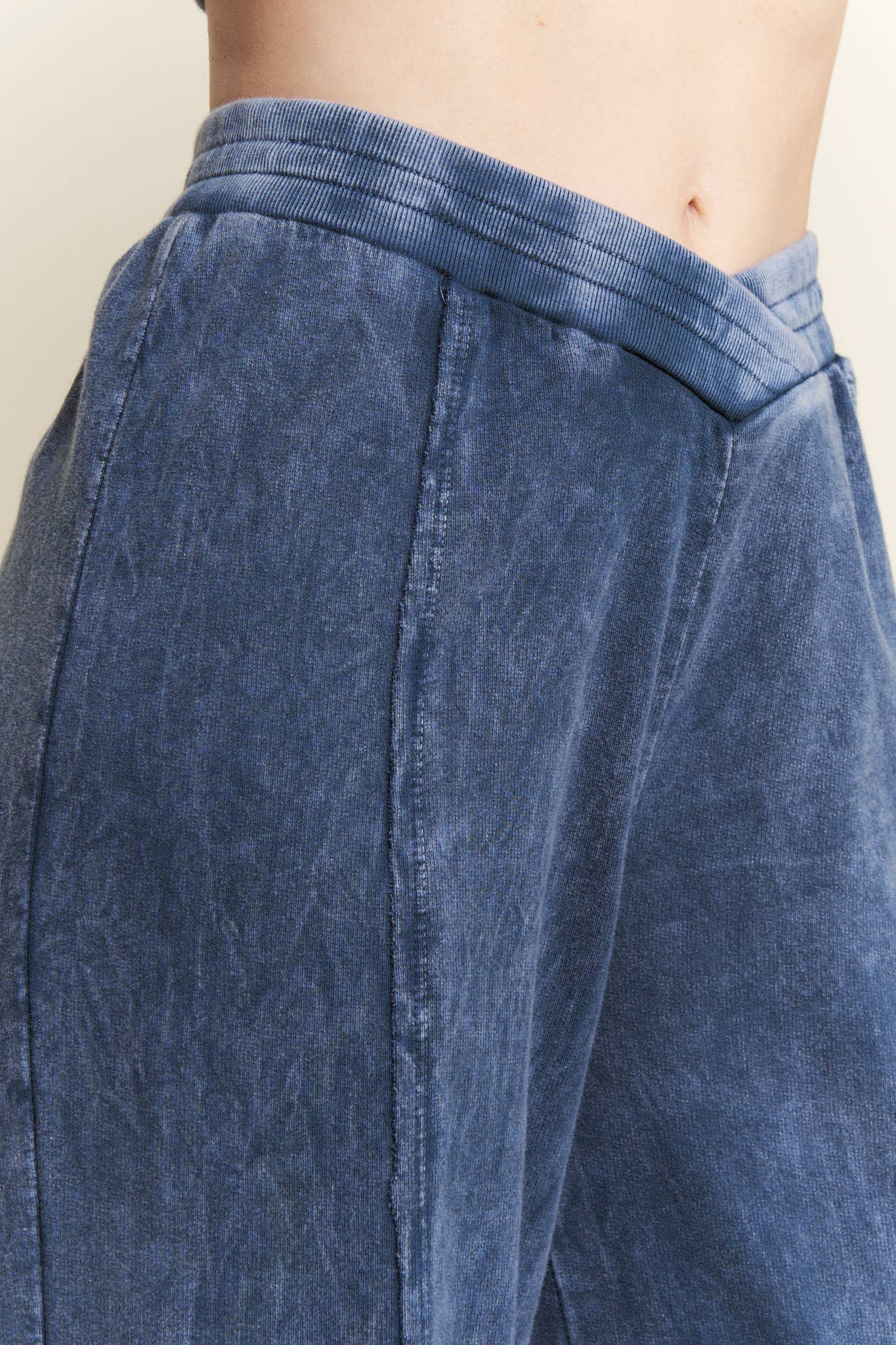 J.Her - Venta al por mayor Pantalones - Mujer - Pantalones anchos con cintura acanalada en V y lavado mineral GD4564P1