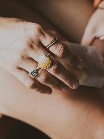 Anello con conchiglia Sunrise incastonata a castone per la vendita all'ingrosso da parte di Wings Hawaii