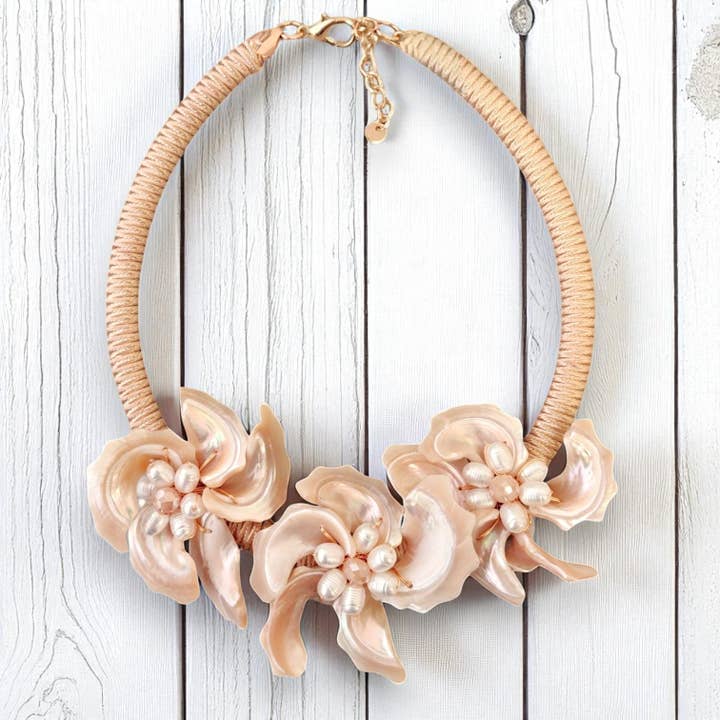 Collana Statement con Conchiglia e Fiori Voluminosi | Gioielli Costieri per la vendita all'ingrosso da parte di Bijoux Envie Statement Jewelry