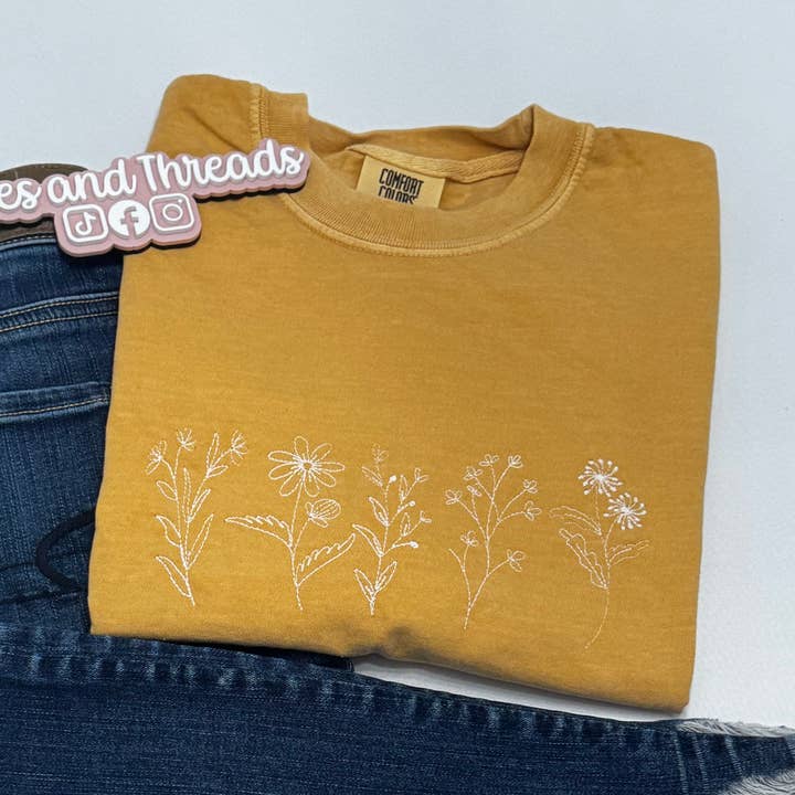 T-shirt simple brodé à motif floral pour la vente par Littles and Threads Clothing Company