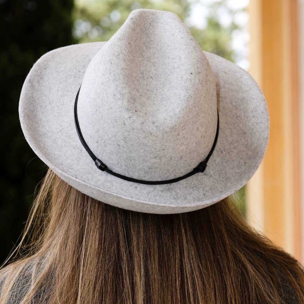 TRAVAUX EN COURS... – Großhandel Fedora-Hut – Damen – Filzhut mit Lederband und rohem Rand13