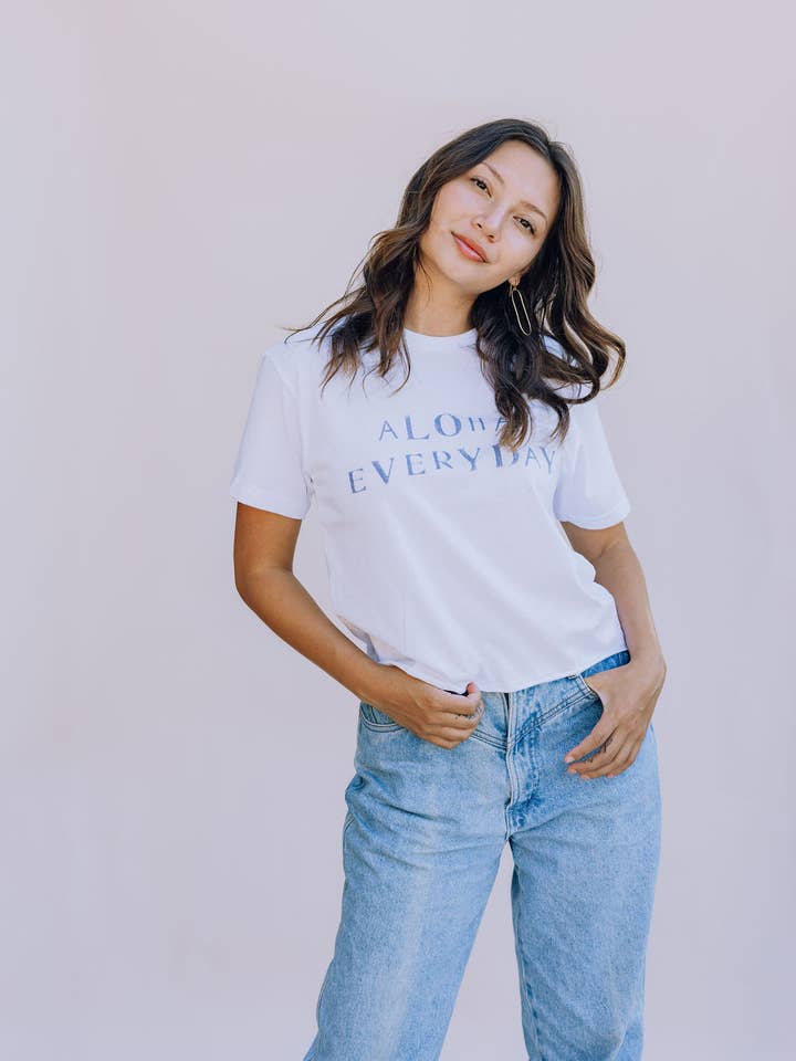 T-shirt da donna con stampa Aloha Everyday per la vendita all'ingrosso da parte di Black Point Company