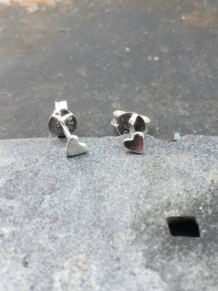 S568B - PETIT CLOU EN FORME DE CŒUR POLI pour la vente par Bluelily925silver