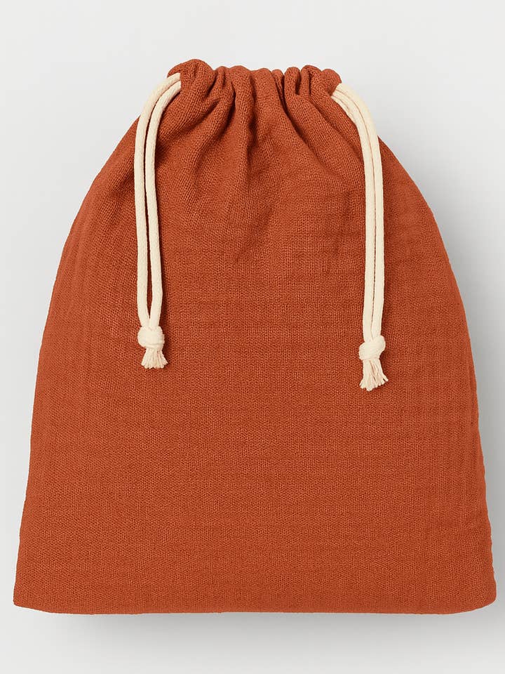 Personalisierbares Säckchen für Baby und Kind aus Baumwollgaze in Terrakotta für den Großhandel von MAZZANNE