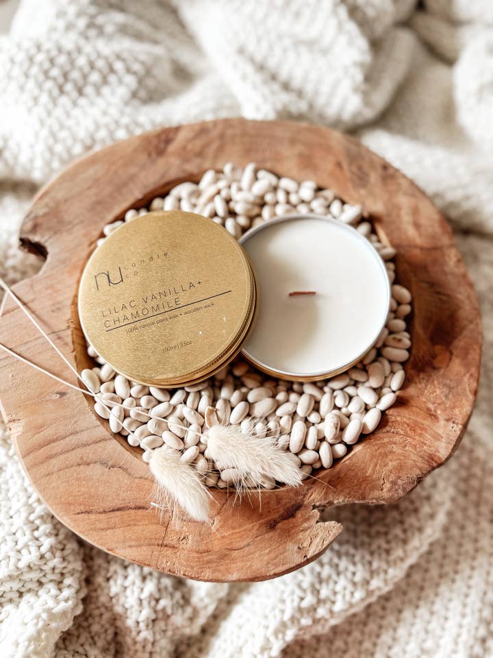 lila, vainilla + manzanilla | discovery candle para venta al por mayor de naturally unique candle co