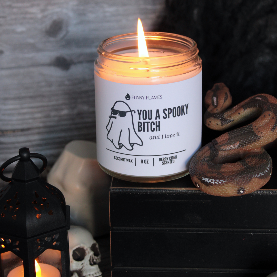 Funny Flames Candle Co - Les Creme – Großhandel Kerze im Glas / gefüllte Kerze – Lustiges Herbst-Halloween-Geschenk „You A Spooky Bitch And I Love It“2