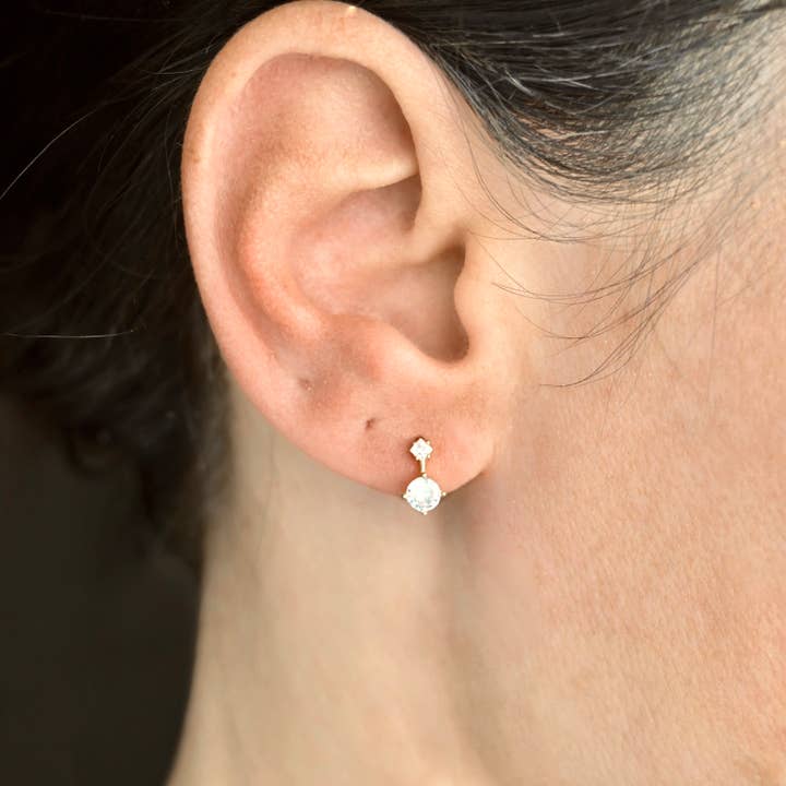 Double Diamond Huggies - Sterling zilveren CZ Huggie-oorbellen voor wholesale door Blueyejewelry