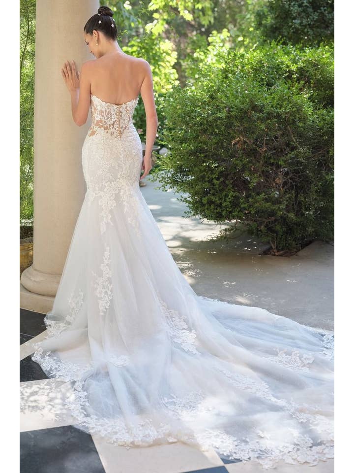 Off White Strapless sweetheart neckline, removable sheer lace sleeves for wholesale on Faire1