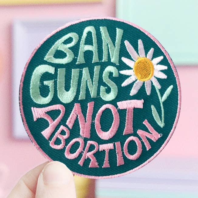 Verbietet Waffen, nicht Abtreibung Aufnäher. für den Großhandel von Kate Gabrielle