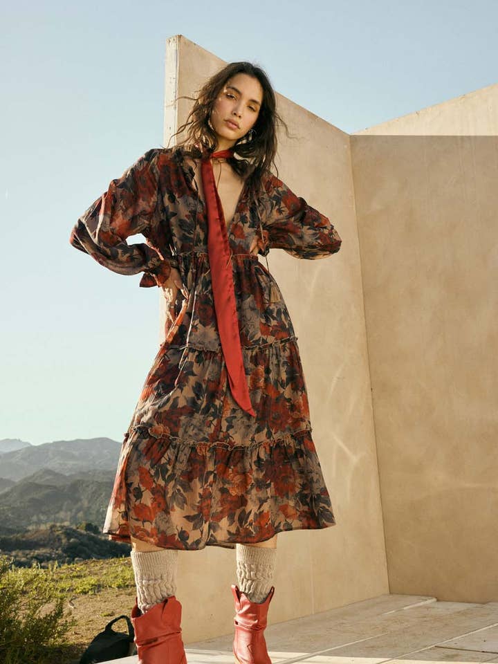 Robe midi à manches longues à volants et à étages à imprimé floral pour la vente par Promesa USA