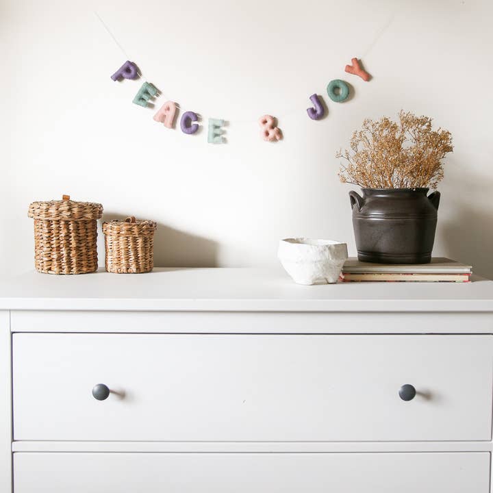 NOEL by Alma Home - Vendita all'ingrosso Bandierine/Ghirlande - Ghirlanda natalizia in feltro pastello Peace & Joy