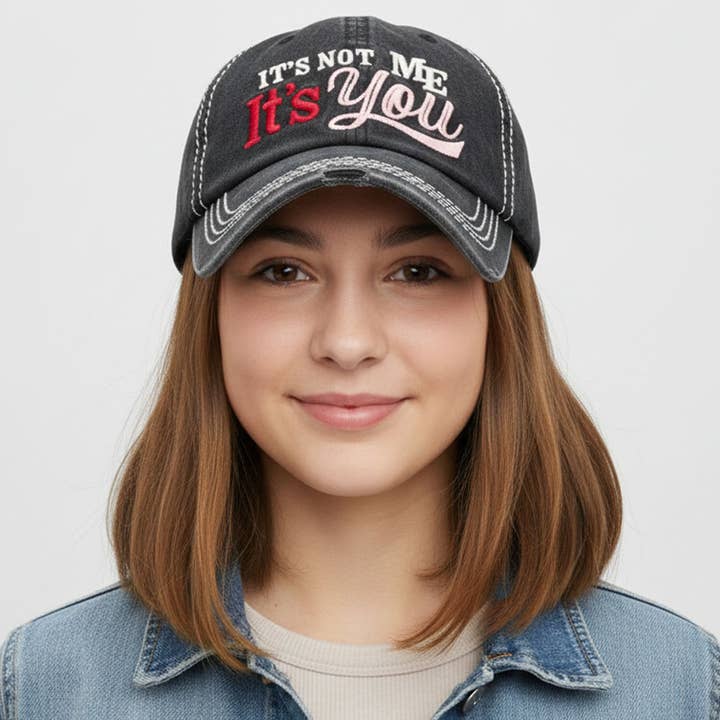 CASQUETTE DE BASEBALL BRODÉE MESSAGE "CE N'EST PAS MOI, C'EST TOI" EN POINT AUDACIEUX pour la vente par Sensibling Corp.