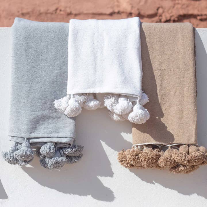 Mikwi - Wholesale Throw Blanket - Moroccan Throw with Pompoms, Throw Bedroom Tassels