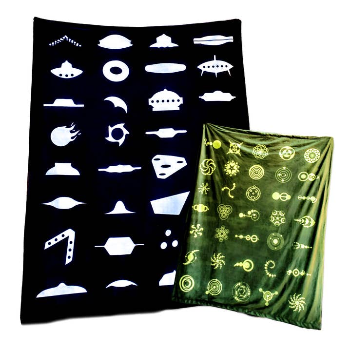 Couverture d'apprentissage réversible Crop Circle avec soucoupes volantes UFO pour la vente par Birdy Boutique LLC.