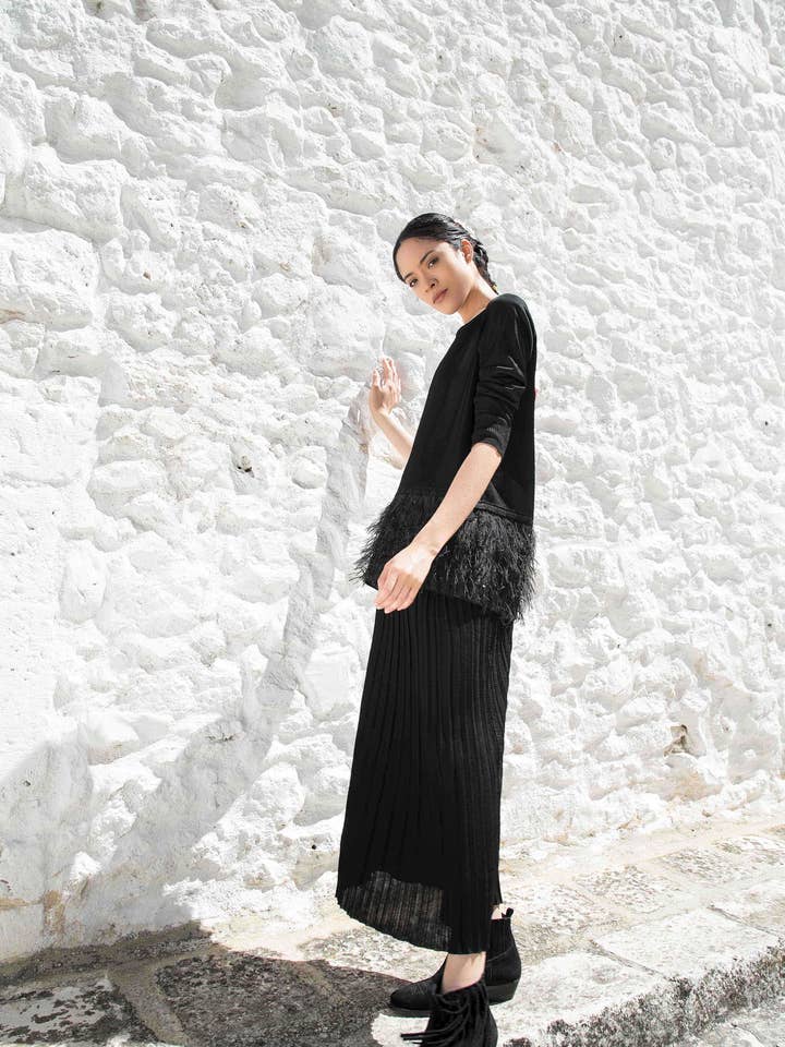 Collier ras de cou avec bas en plumes pour la vente par Neera 20.52