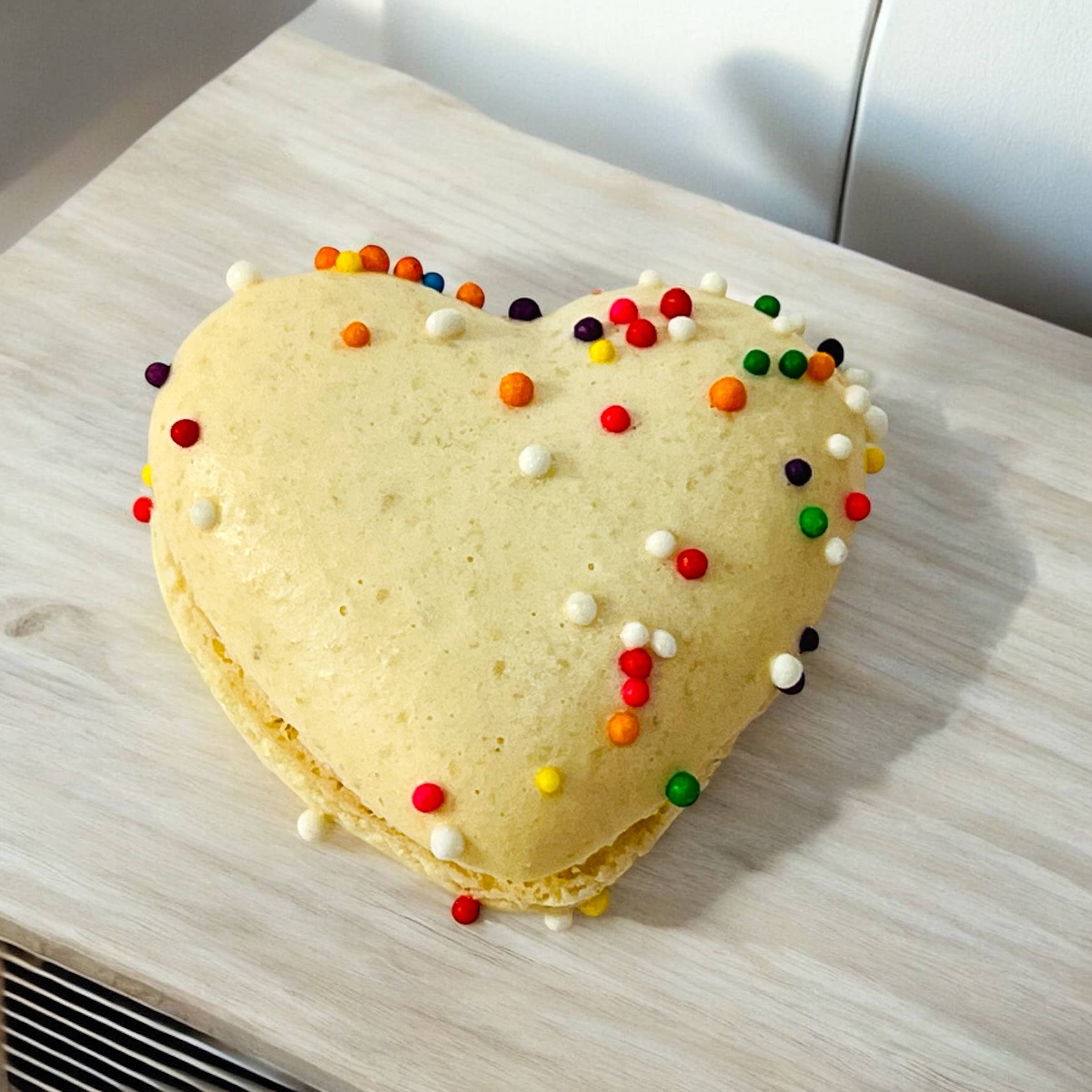 macaron centrale - Wholesale Cookie - Birthday Heart Macarons - Vanilla Flavor3