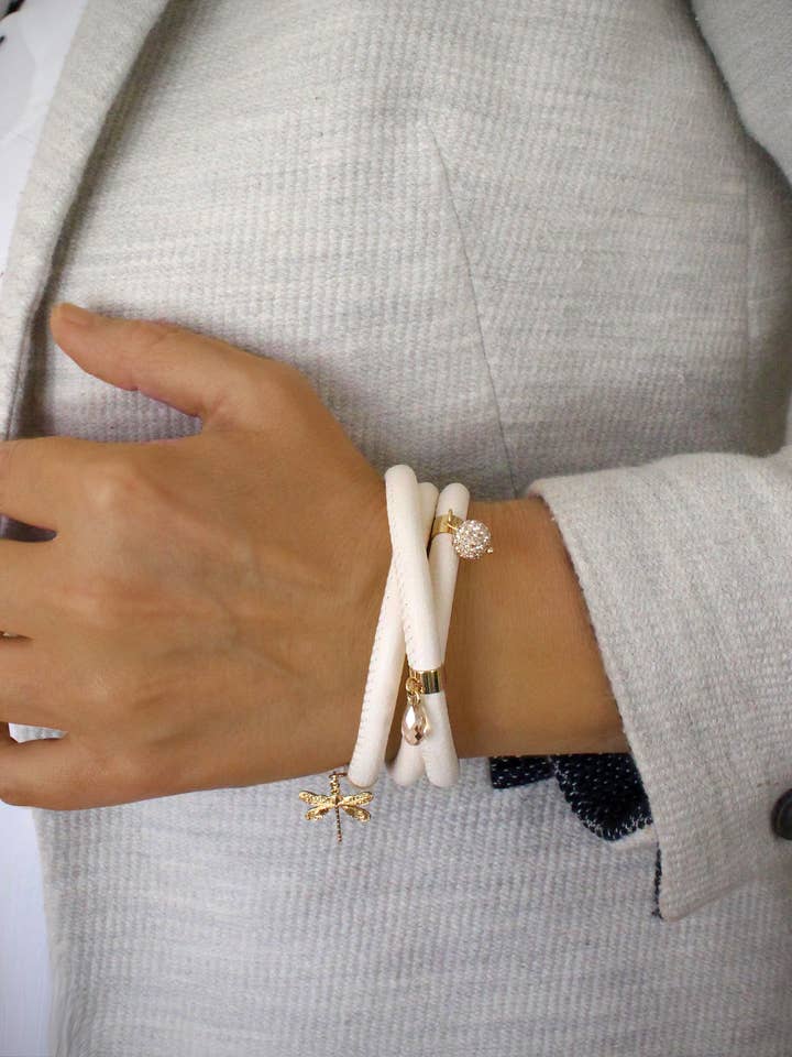 Bracelet en cuir triple tour crème avec libellule et breloques pour la vente par DIGE DESIGNS
