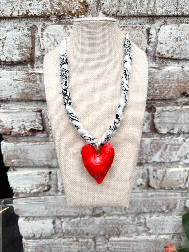 Bandana Blanca Gruesa con Collar de Corazón Rojo para venta al por mayor de Chic’d Out