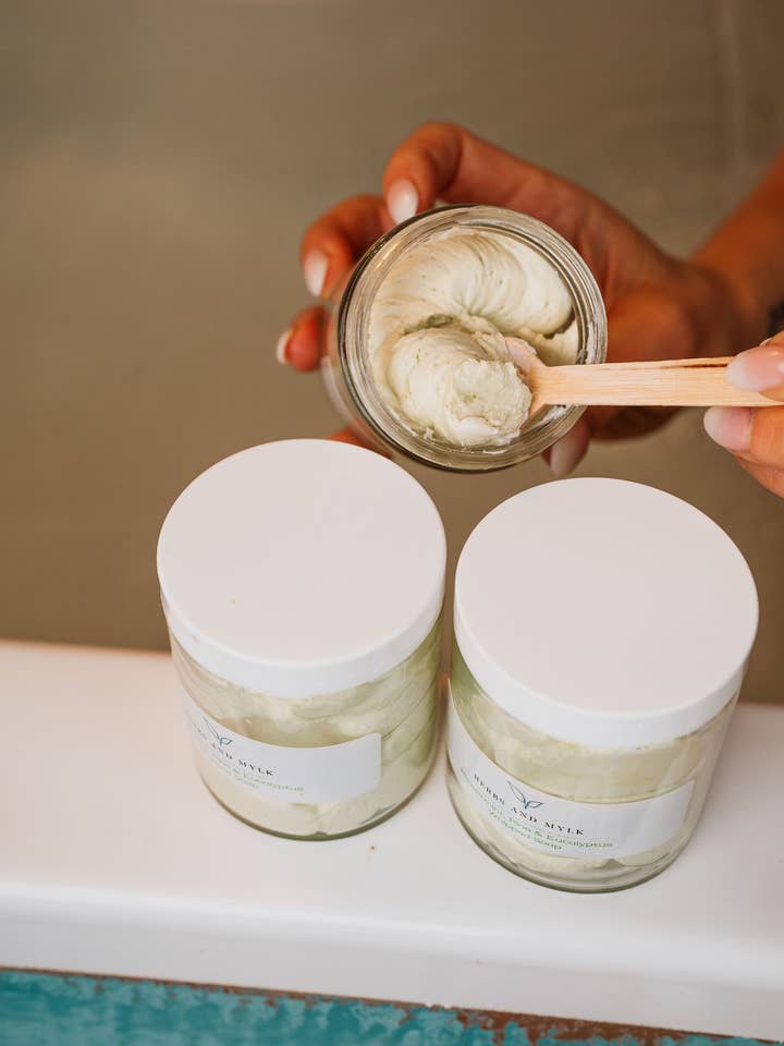 Sapone montato alla menta piperita, pino ed eucalipto per la vendita all'ingrosso da parte di Herbs and Mylk