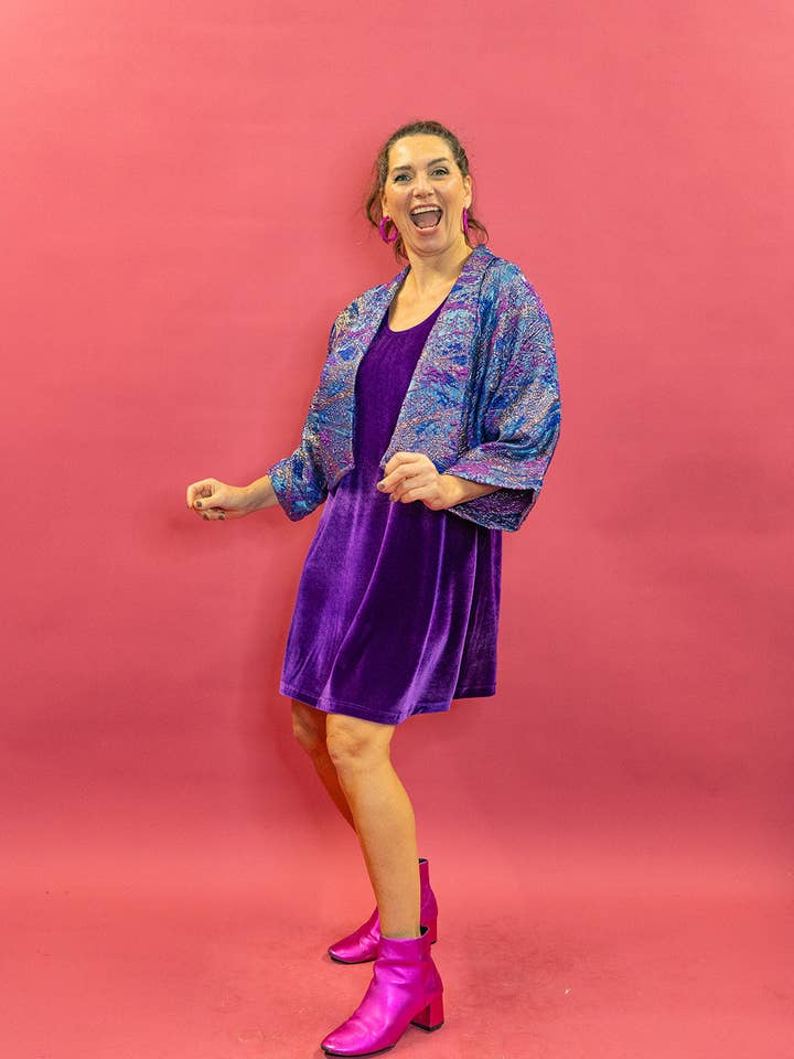 Fløjlskjole med Flæser i Lilla for engroshandel hos Megan Crook Textiles