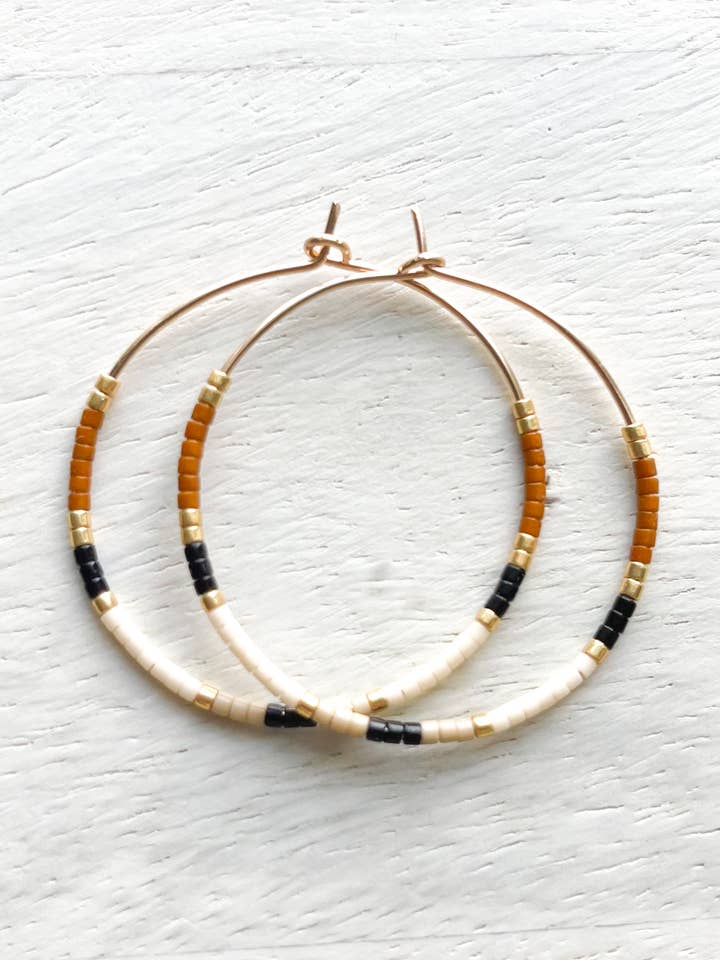 Pendiente de aro chapado en oro con cuentas neutras bohemio para venta al por mayor de Hello Heather