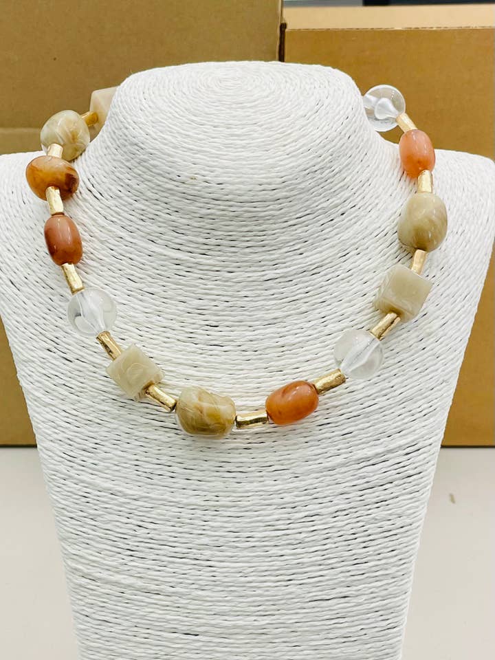 CHIC - Collier en pierre/acrylique neutre (naturel) BNK311 pour la vente par TWO FORTY TWO