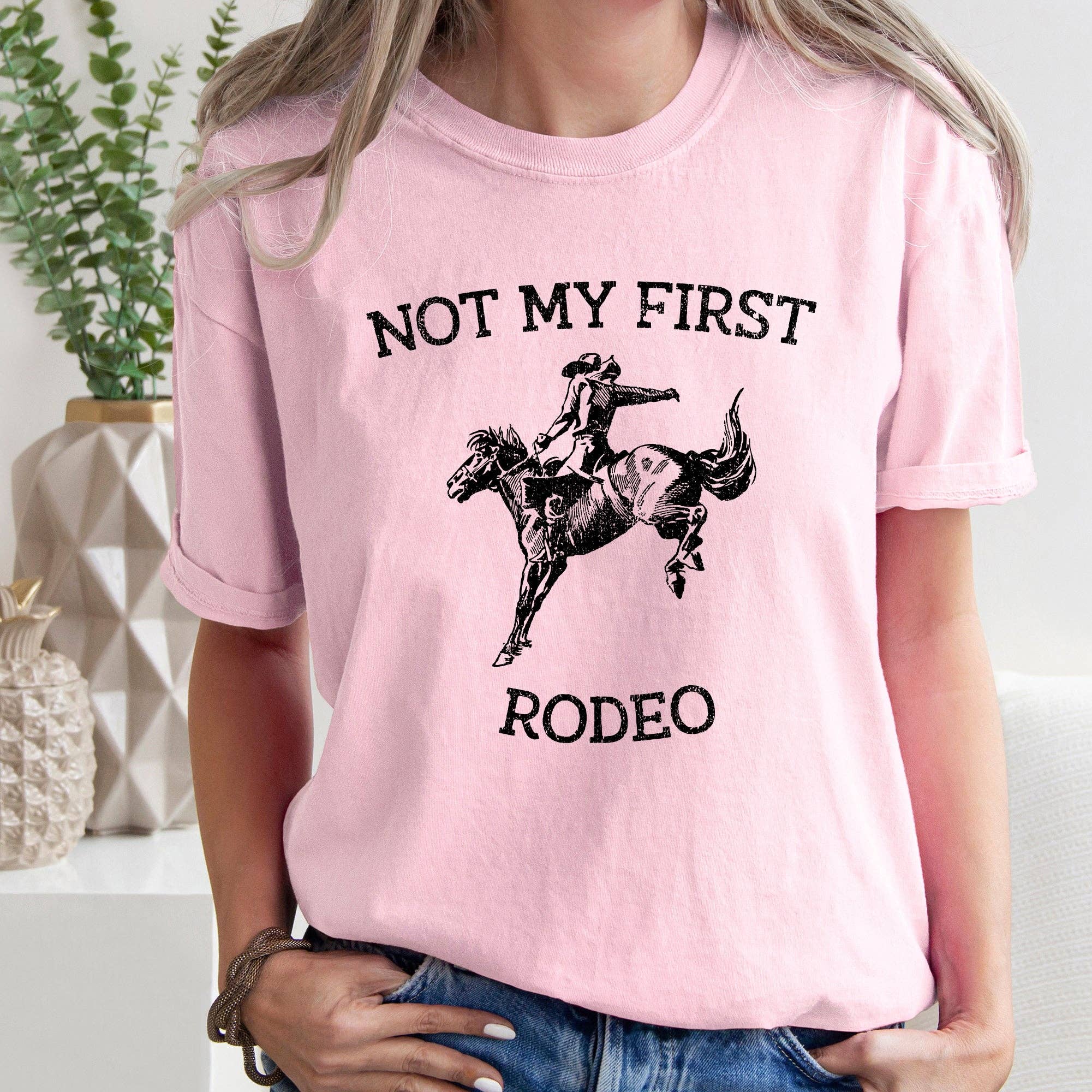 Refinery Number One LLC – wholesale Tunika - Dam – Not My First Rodeo, Cowboy, Bronco Rider, Country, Cowgirl, Tshirt3