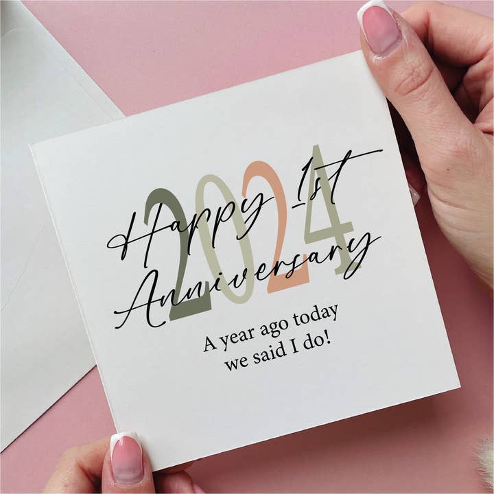 Carte du 1er anniversaire 2024 pour la vente par Alphabet Studios