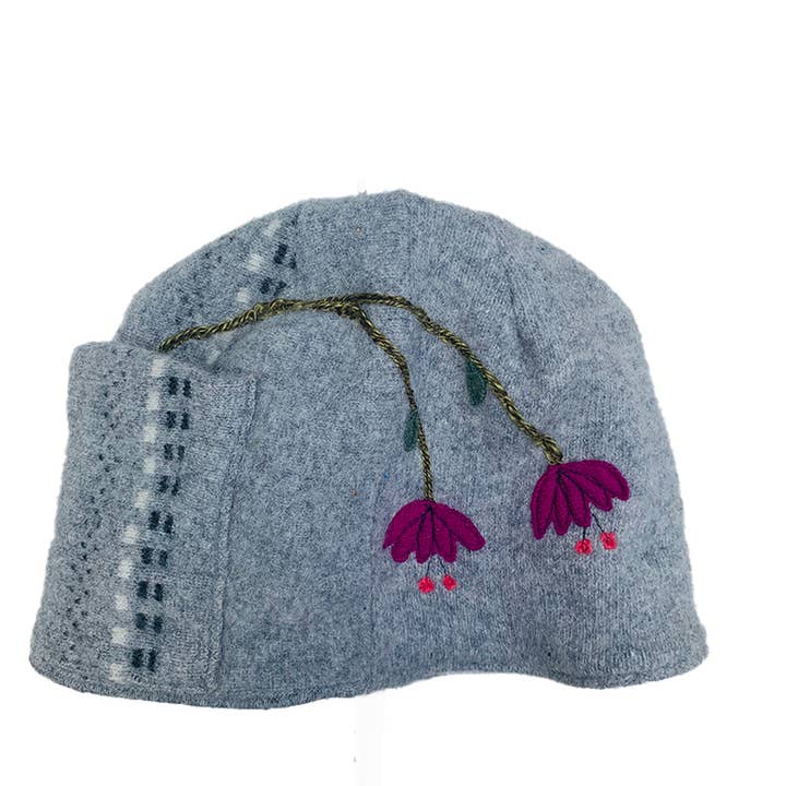 Chapeau en laine avec fleurs pleureuses pour la vente par Sardine Clothing Co.