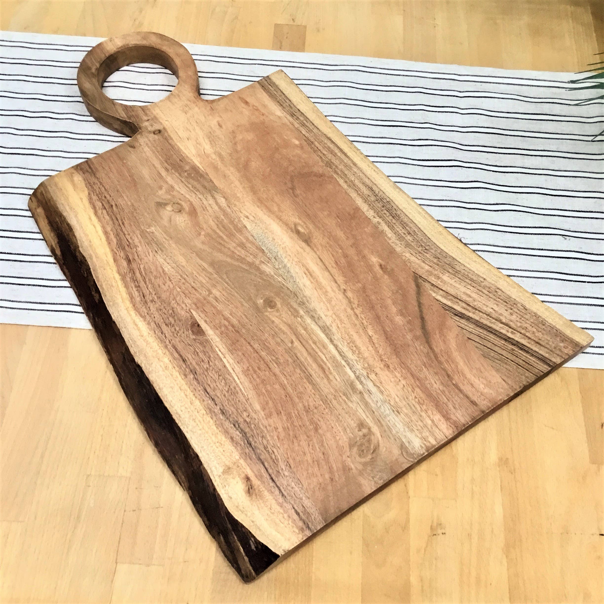 India Handicrafts Inc - Vente Planche à découper - Petite planche à découper en bois d'acacia Live Edge avec poignée circulaire3