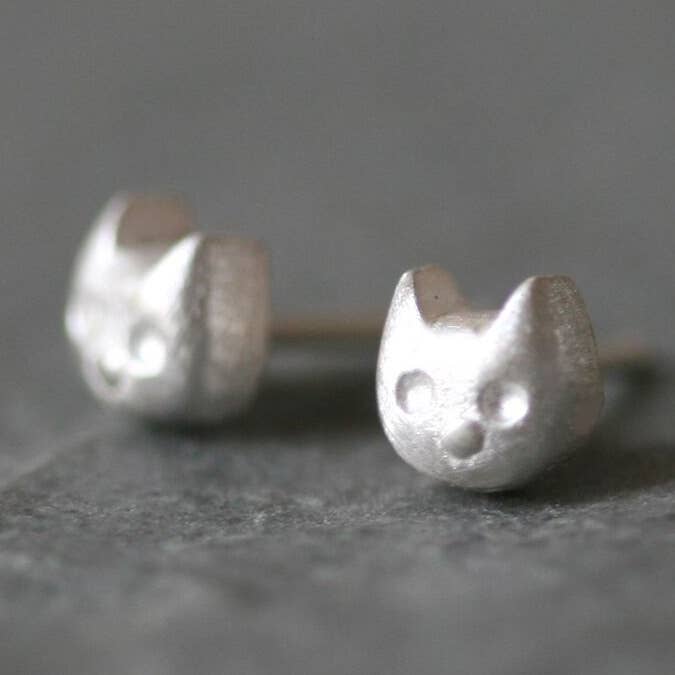 Orecchini a perno con gattino, in argento Sterling per la vendita all'ingrosso da parte di Michelle Chang