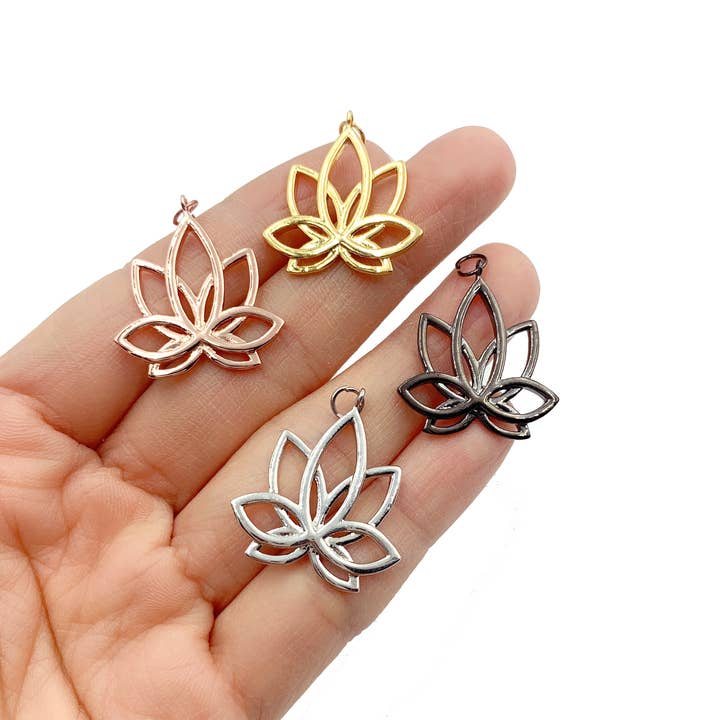 Pendentif à breloques en forme de fleur de lotus rempli d'or, CP251 pour la vente par Beads Creation