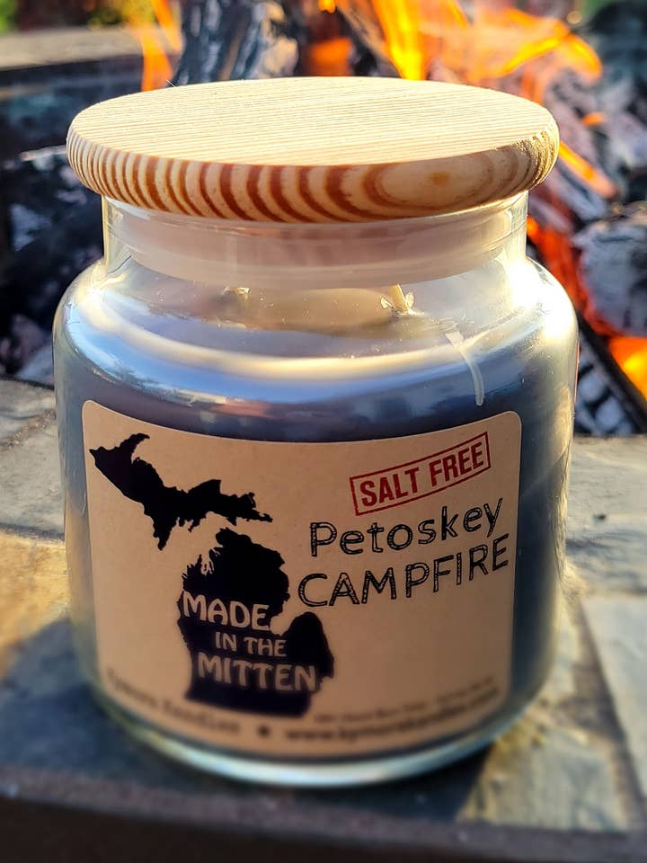 Grande bougie Kylie Jar - Petoskey Campfire pour la vente par Kymora Kandles