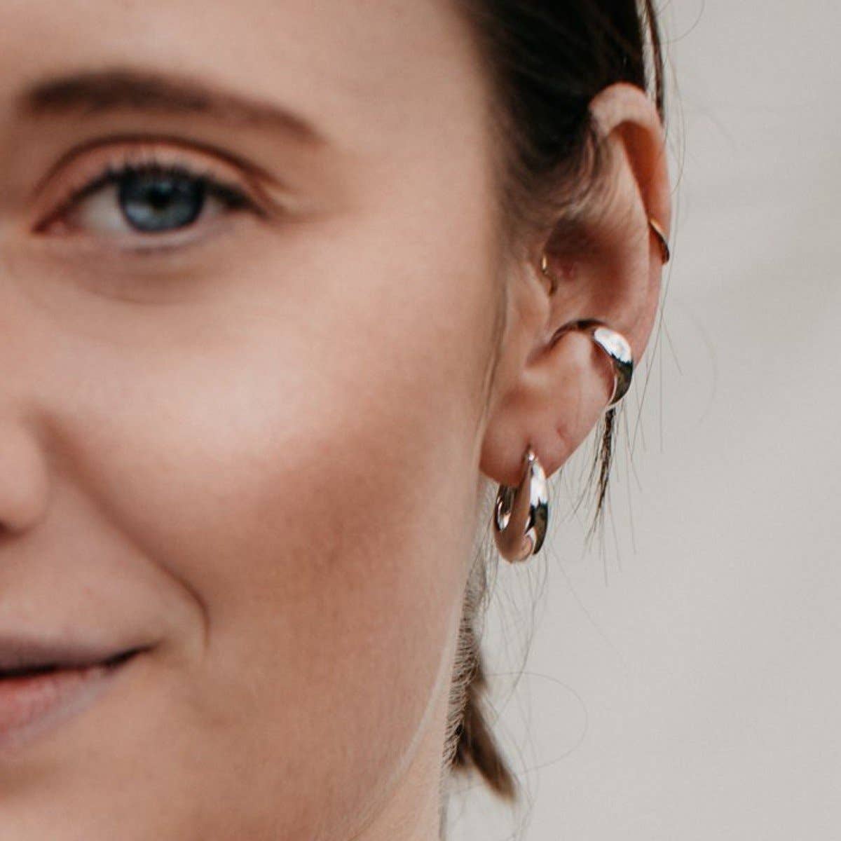 Love Local Jewelry - Vendita all'ingrosso Orecchini ear cuff/ear wrap - Juna ear cuff regolabile in argento 925 placcato oro 18k resistente all’acqua8