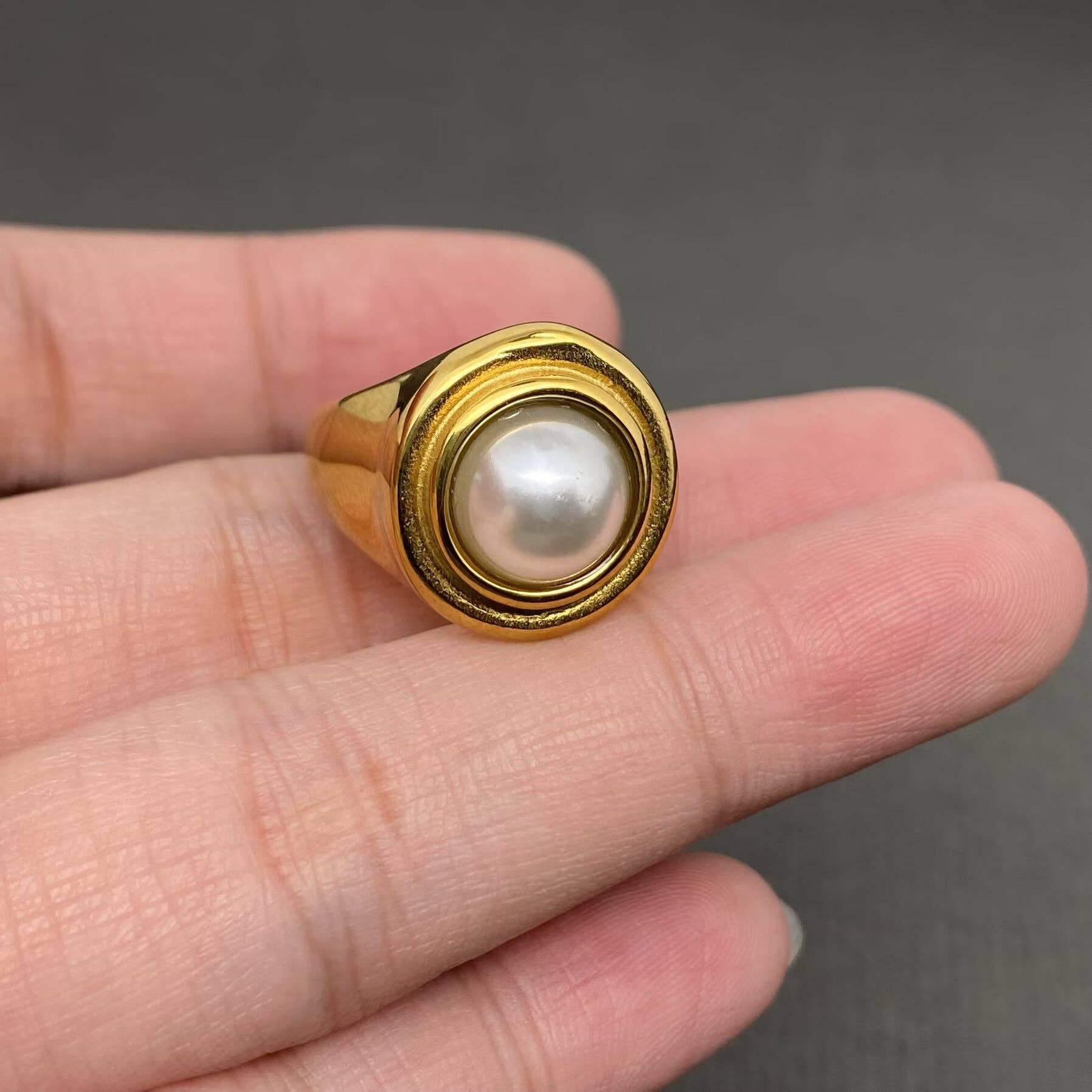 Mio Queena – wholesale Cocktail/statement ring – Imitation Pearl inlaid 18K Gold Plated S.Steel Ring - FGS2