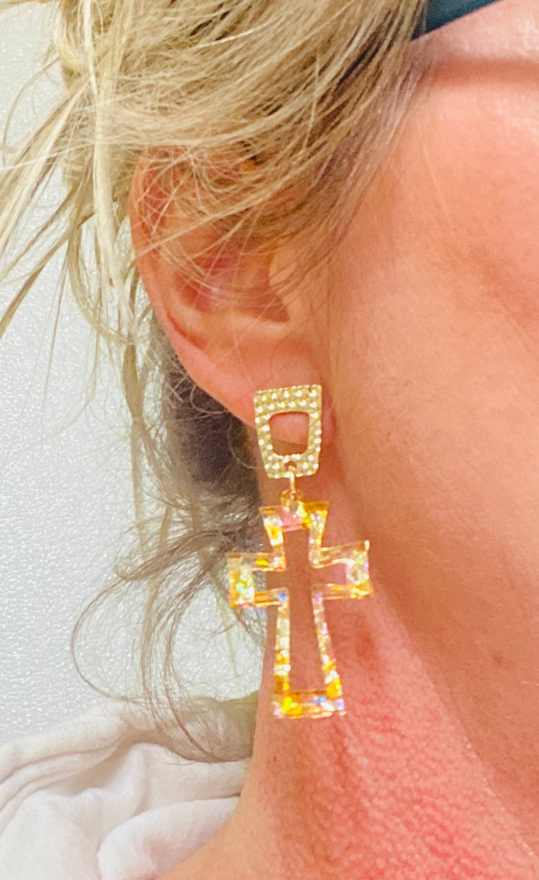 Sandy Lou Designs – wholesale Hängande örhängen – KORS STORA GLITTRIGA KORS AKRYLÖRHÄNGEN2