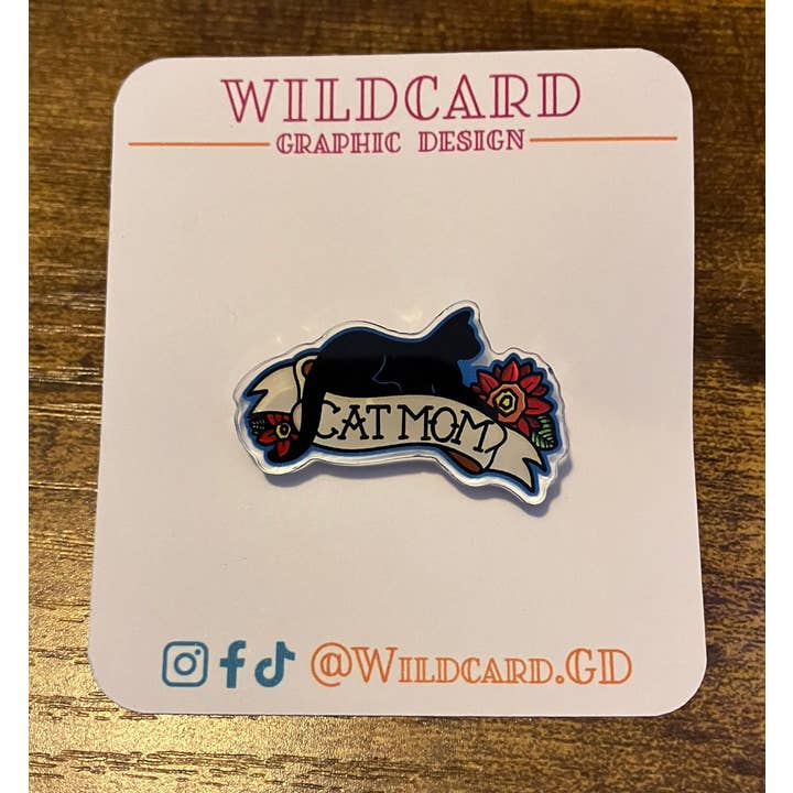 Épinglette en acrylique Cat Mom - Cadeau parfait pour les amoureux des chats pour la vente par Wildcard Graphic Design